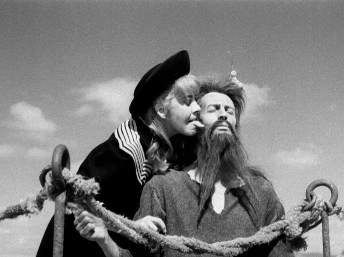 Simon of the Desert / The Exterminating Angel (1965 / 1962) still