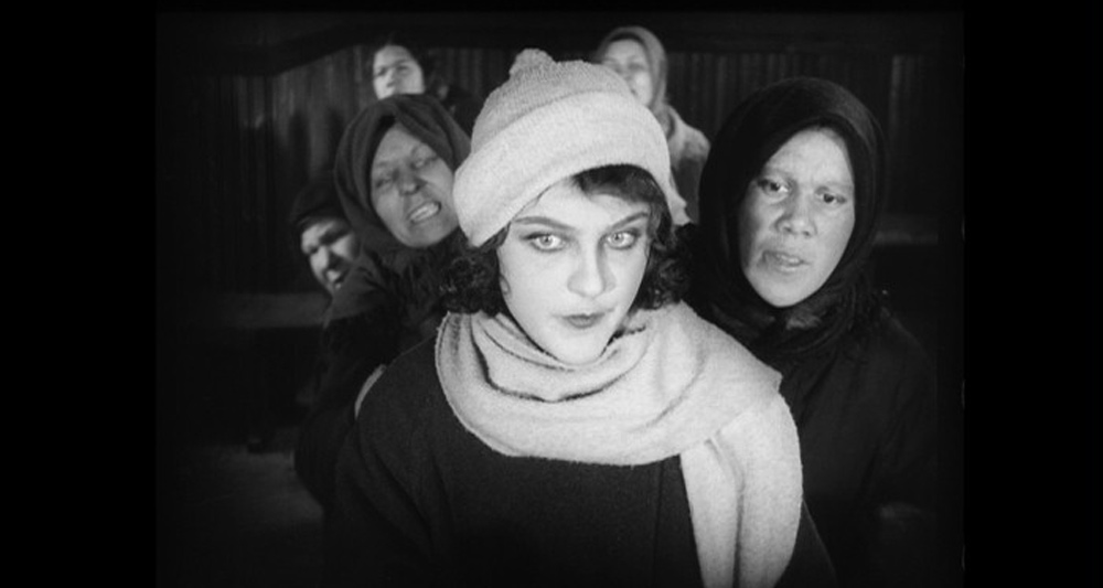 Moscow in October / The Girl with the Hat Box (1927 / 1927) still